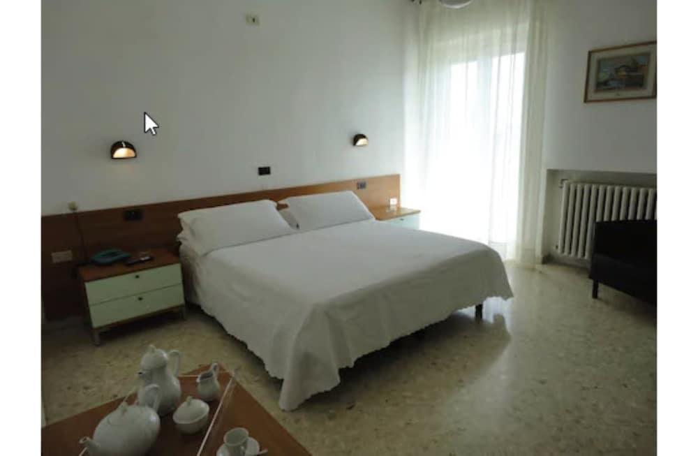Hotel Riviera Бари Экстерьер фото