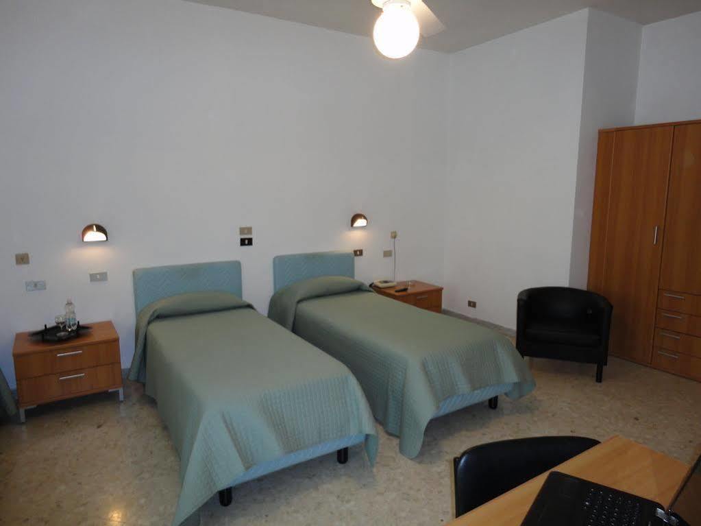 Hotel Riviera Бари Экстерьер фото